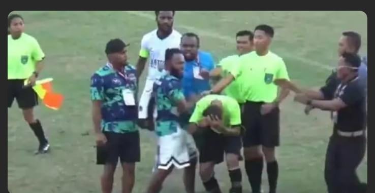 Soekarno Cup Bangkalan Ricuh, Wasit Dipukul hingga Laga Terhenti