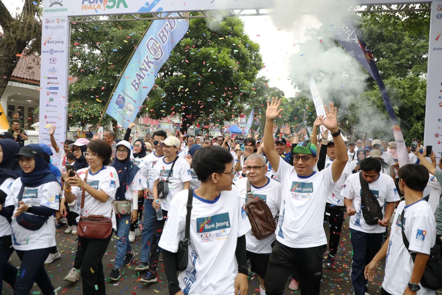 Bupati Sleman Lepas 2.300 Peserta Funwalk Hari BPR BPRS Nasional