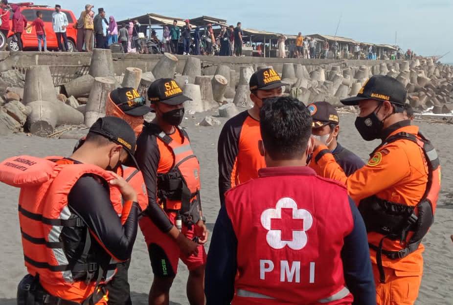 Tengah Duduk Santai, Kakak Beradik Terseret Ombak di Pantai Glagah