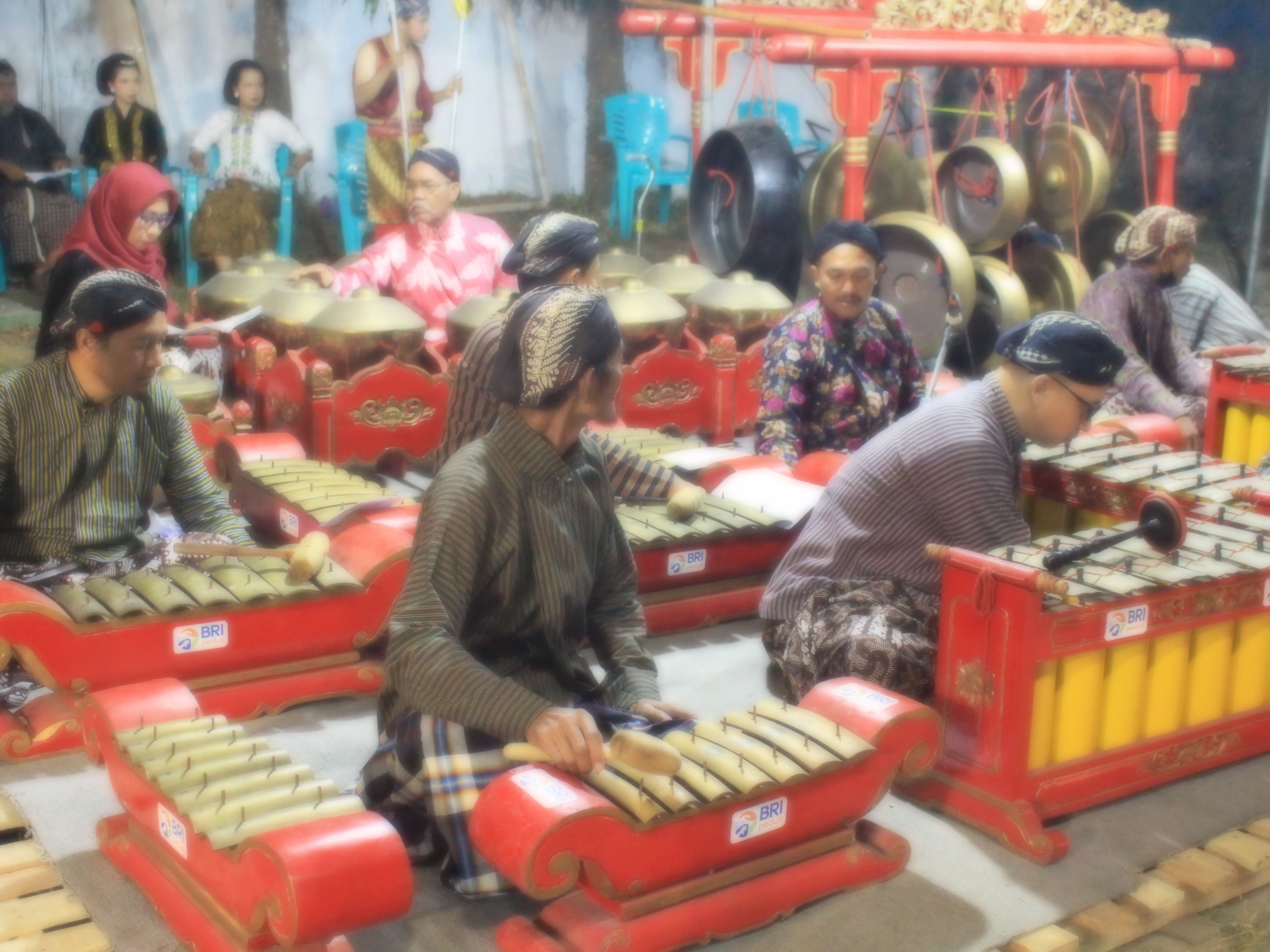 Menjaga Nyala Tradisi di Tengah Badai Modernitas 