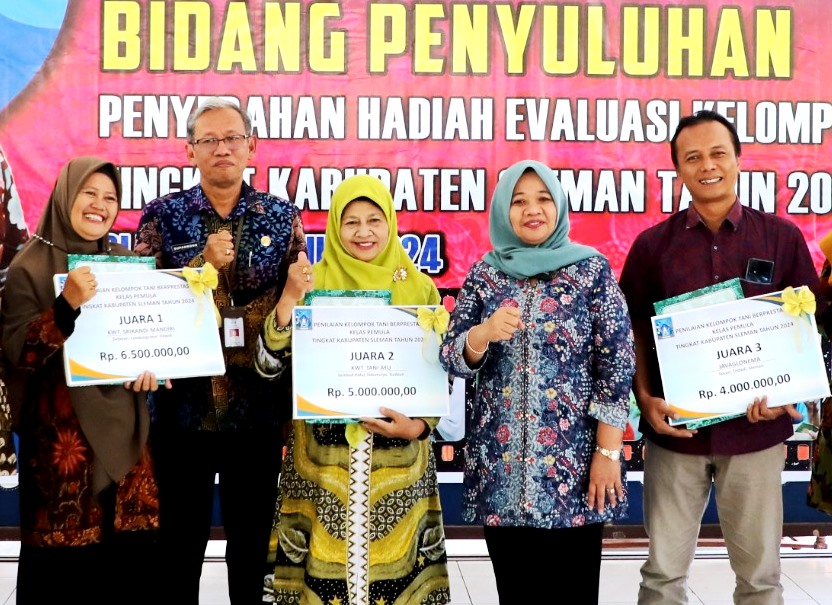 Bupati Sleman Serahkan Hadiah Lomba Evaluasi Kelompok Tani, Srikandi Mandiri Juara I Kelas Pemula