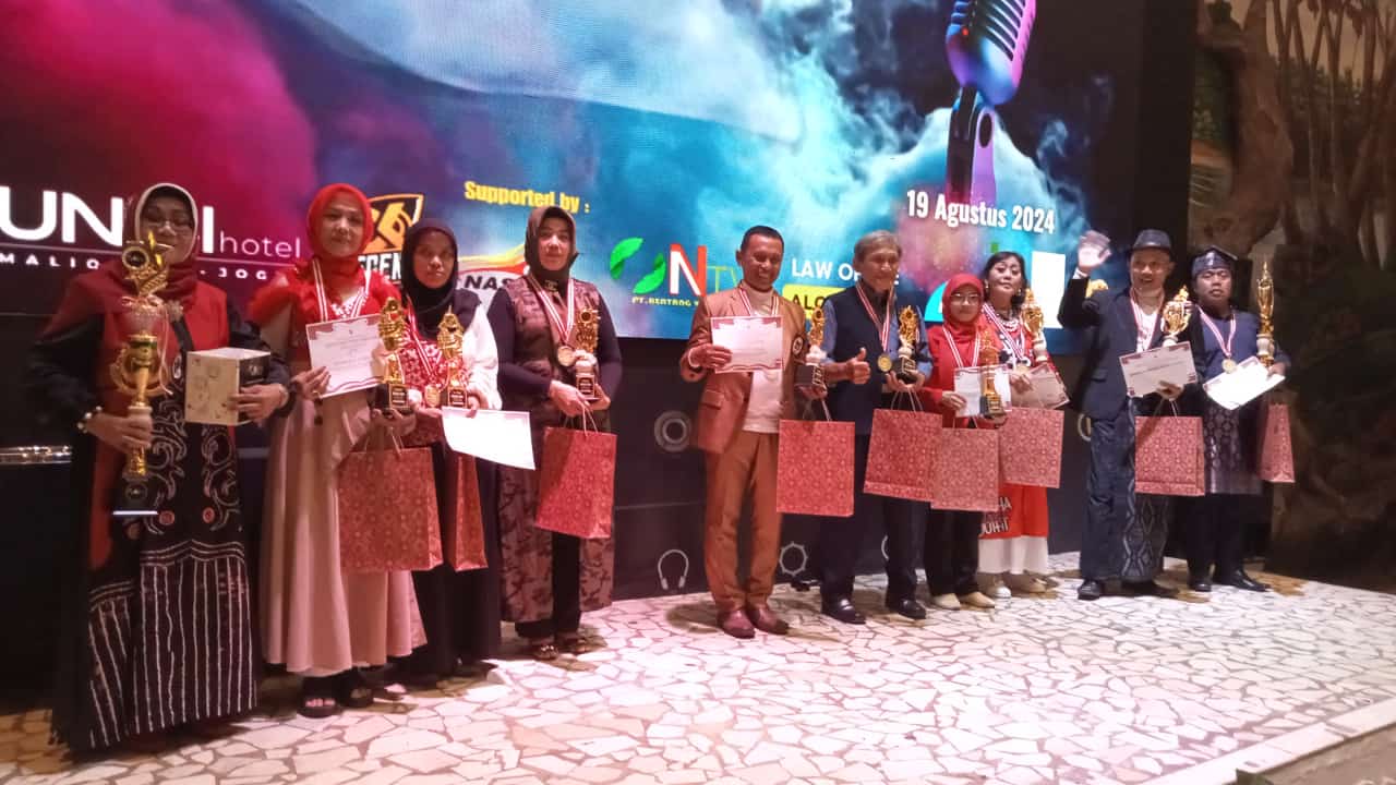 Toni Azban Sabet Juara 1 Lomba Nyanyi Asik Berhadiah Peringatan HUT RI Ke-79 di Sleman City Hall