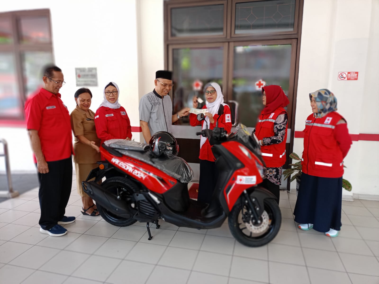 DR Sunartono Hibahkan Penghargaan Sepeda Motor ke PMI Sleman