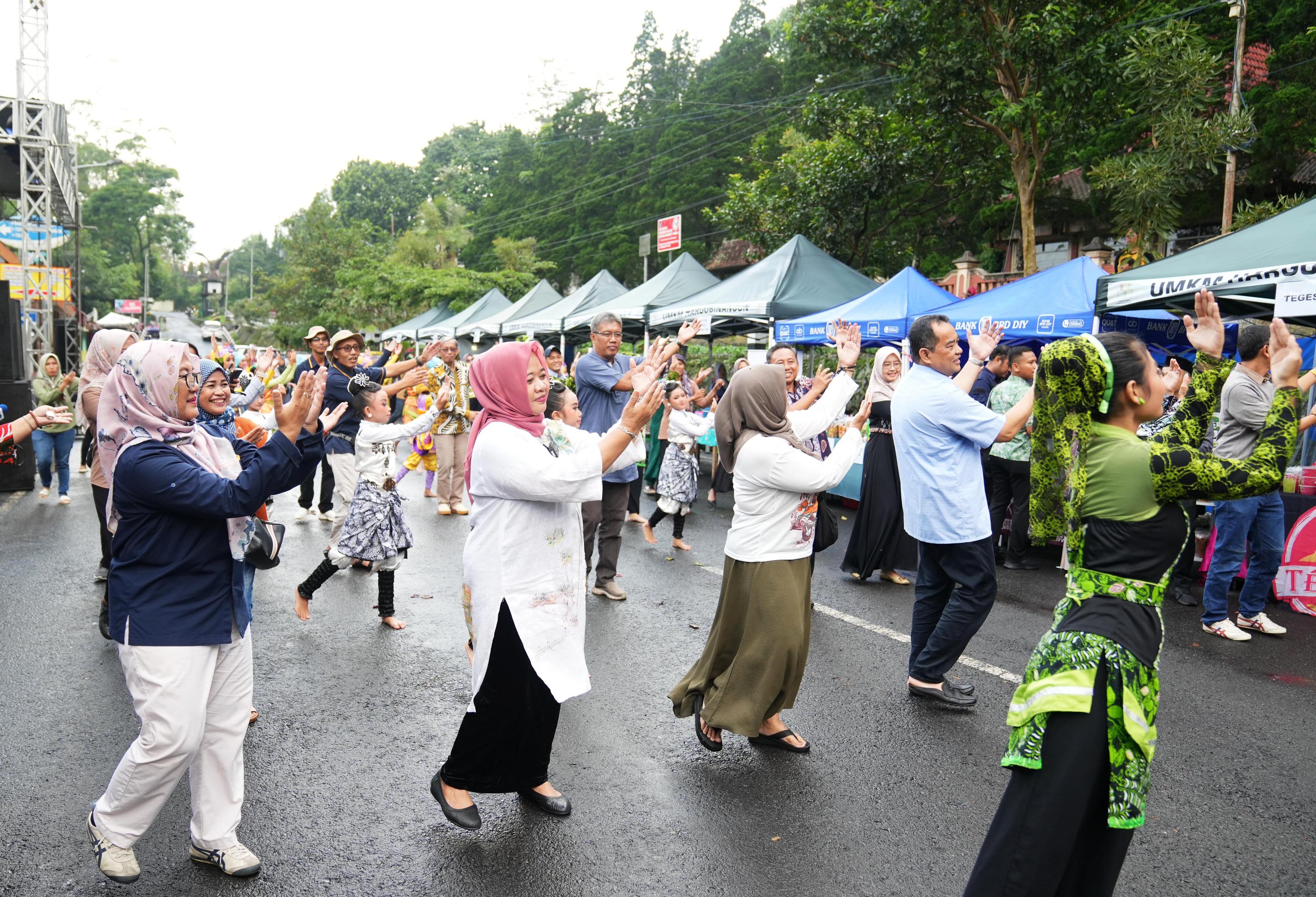 Dukung Pariwisata Melalui Peningkatan UMKM, Bupati Sleman Buka Pasar Takjil Kaliurang #3 