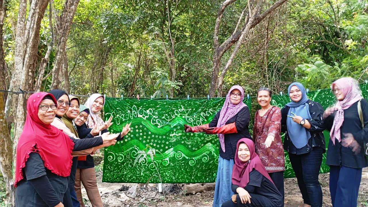 Kelompok Mahasiswa UTY dan PKK Gelar Workshop Batik Ciprat Lele di Green Kayen