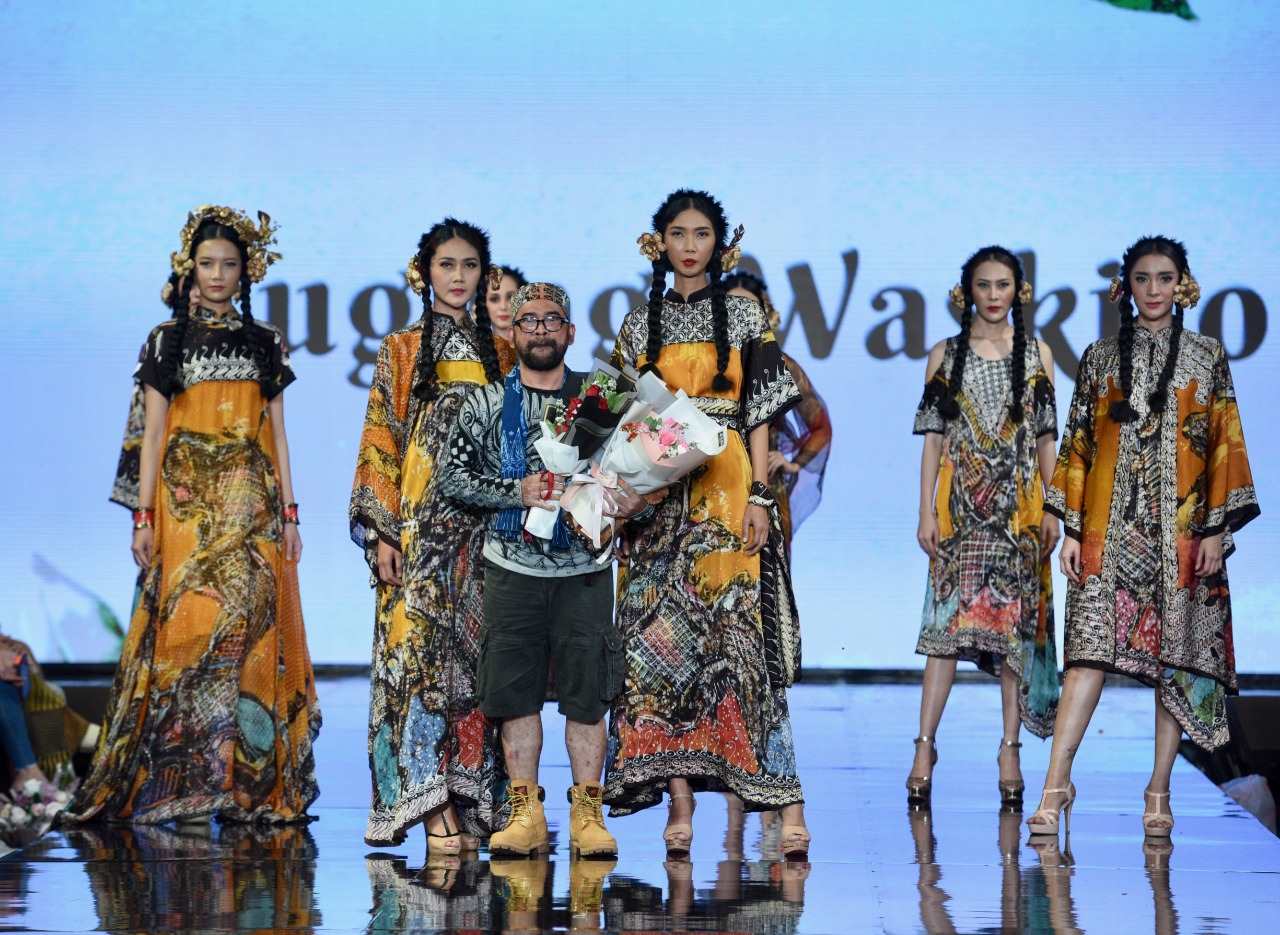 Batik 'Rustic' Sugeng Waskito di Solo Fashion Week 2022