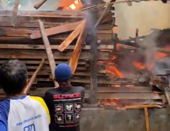 Gudang Kayu Bakar di Sanden Bantul Terbakar, Kerugian Capai Rp10 Juta