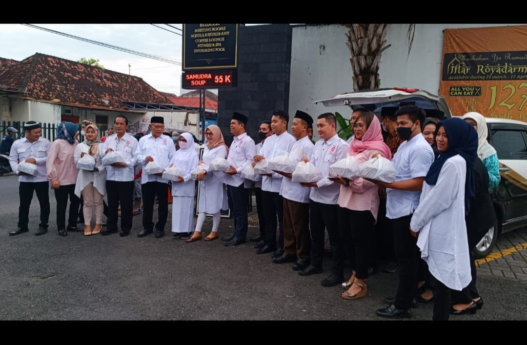 Royal Darmo Malioboro Hotel Bagikan Takjil Gratis Kepada Pengendara dan Pejalan Kaki