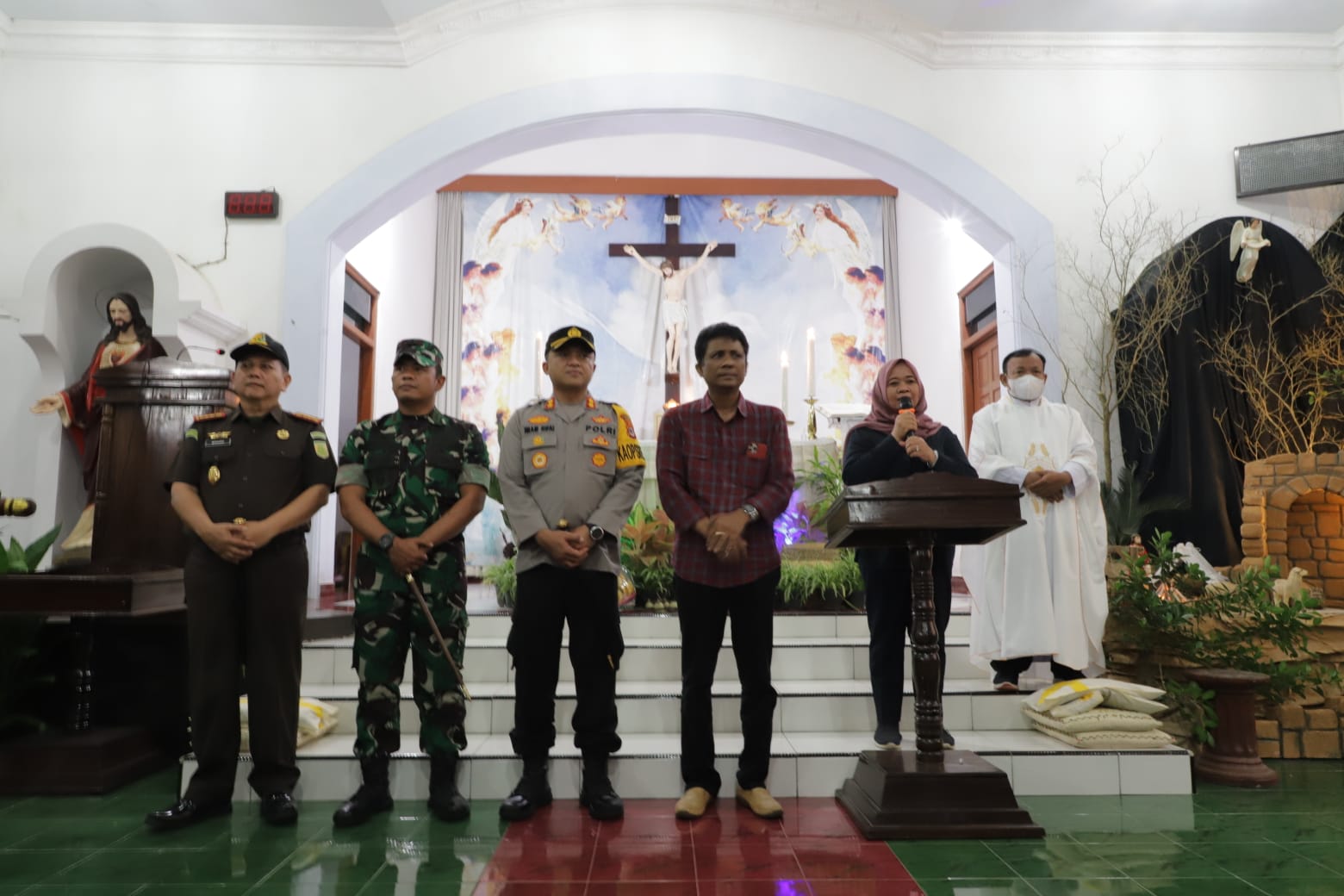 BUPATI DAN FORKOMPINDA SLEMAN PANTAU DI SEJUMLAH GEREJA  DI MALAM NATAL