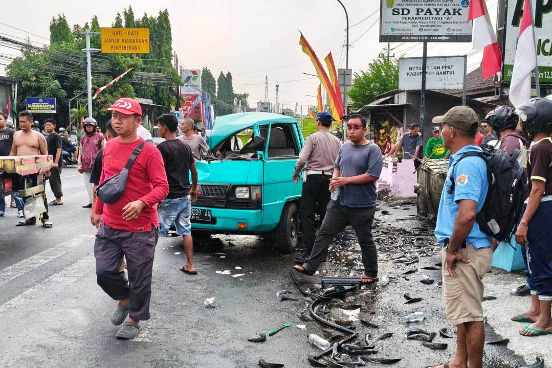 Truk Hino Masuk Jalur Lawan, Kecelakaan Beruntun di Piyungan