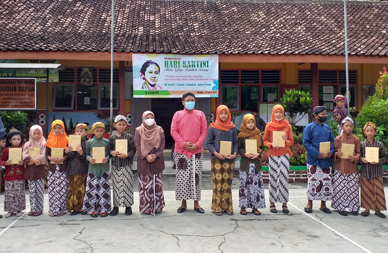 Peringati Hari Kartini, Sekolah Gelar Keluwesan Bebusana  Adat Yogyakarta