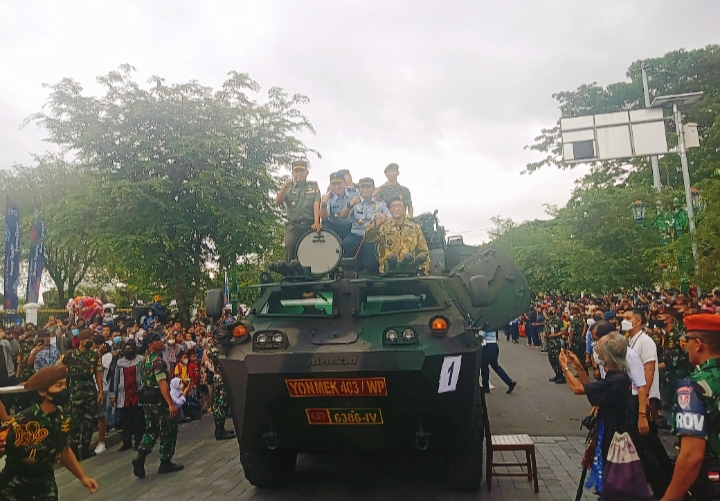 Drumband TNI AAU Pukau Pengunjung Kirab HUT TNI Ke-77 di Malioboro