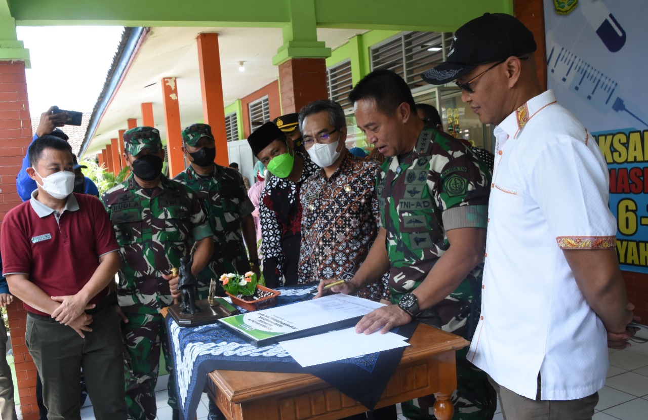 Danrem Dampingi Panglima TNI Tinjau Vaksinasi Di SD Negeri Plebengan, Bantul 