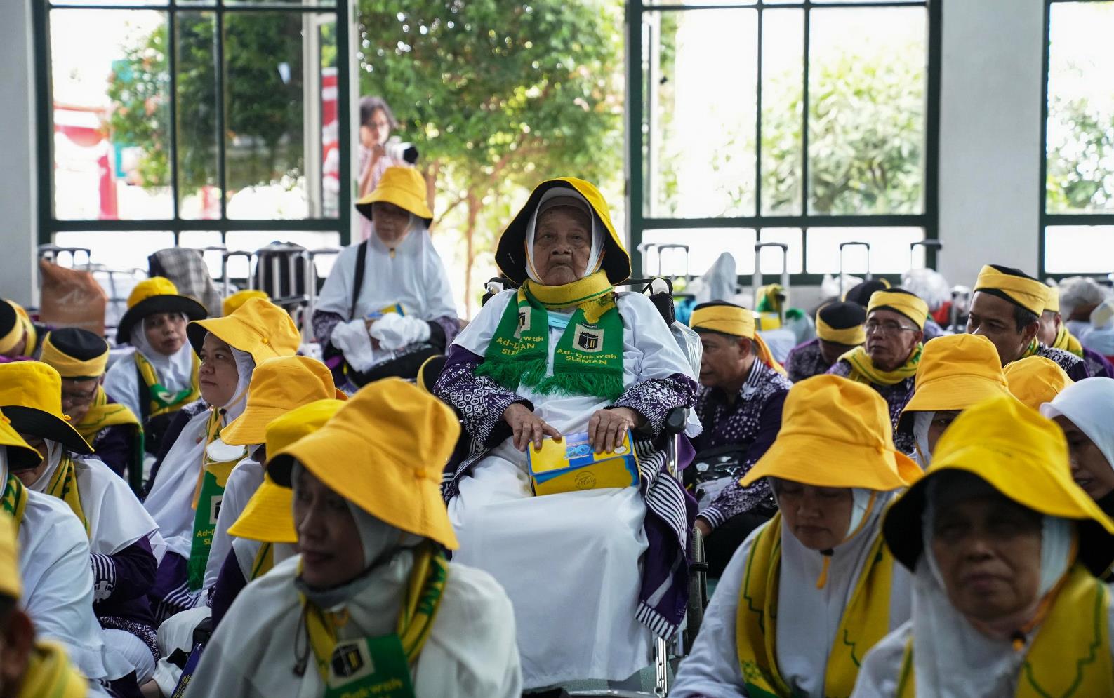 Wamenag RI dan Bupati Sleman Berangkatkan 353 Calon Haji Kloter 53 SOC