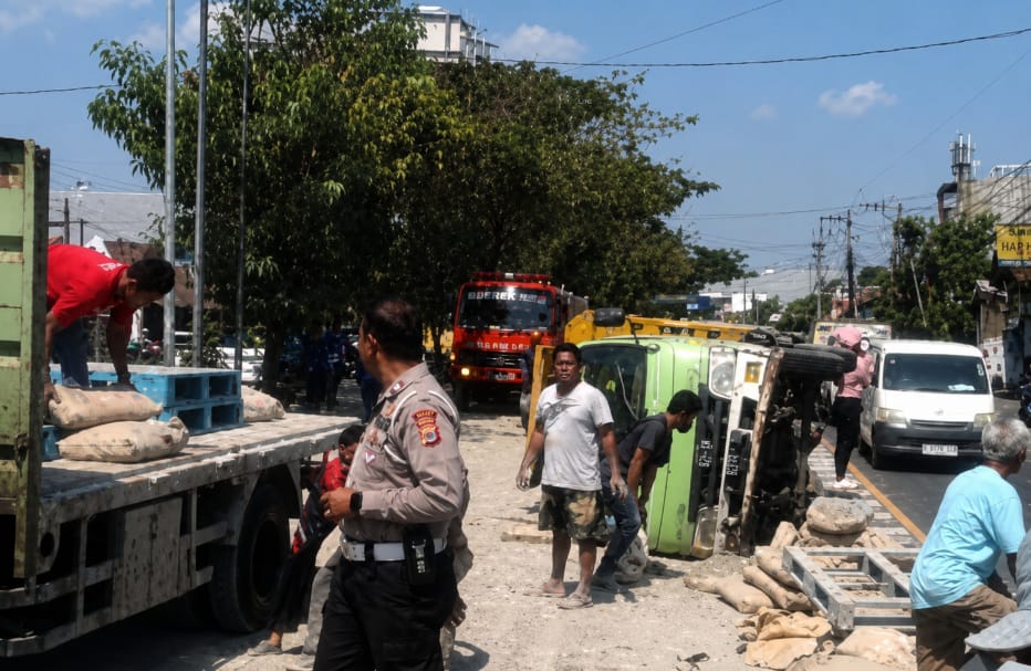Truk Bermuatan Semen Terguling di Ring Road Selatan Bantul, Lalu Lintas Sempat Terganggu