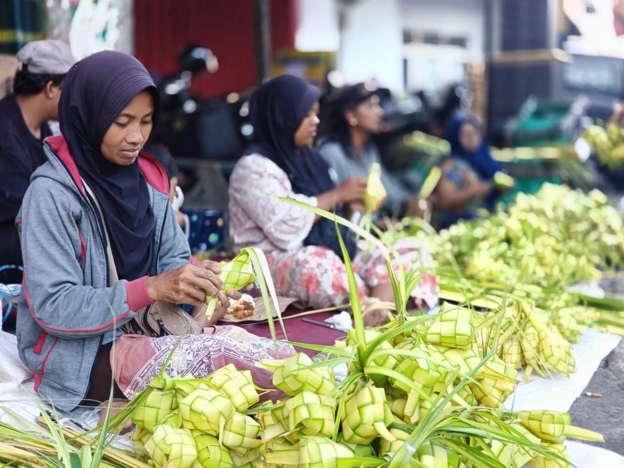 Tradisi Ketupat Lebaran di Pasar Kolombo, Pedagang Tiban Mengais Rezeki