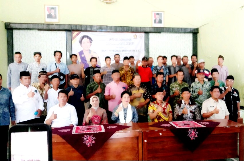 Siti Hediati Soeharto Serahkan Traktor untuk Petani Imogiri Bantul