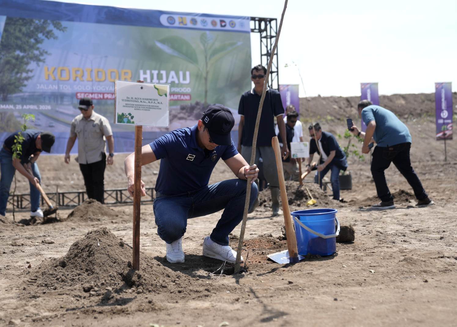 AHY dan Danang Tanam Trembesi di Tol Prambanan-Purwomartani, Dorong Koridor Hijau