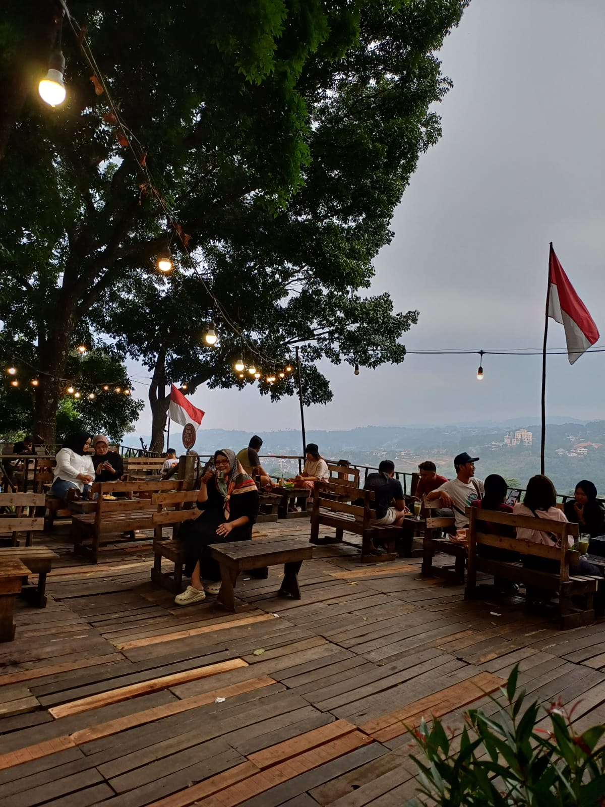 Indahnya Nyeruput Kopi di Cafe Tepi Jurang Ampel.  Cobalah jika Berani