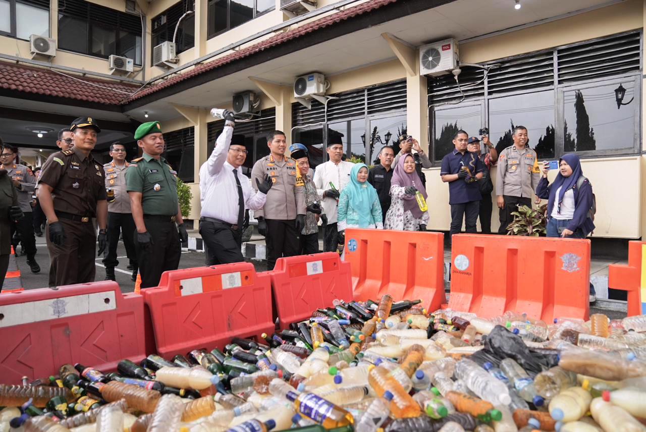 Pjs Bupati Sleman Hadiri Pemusnahan 4.127 Botol Miras Hasil Operasi Polresta Sleman