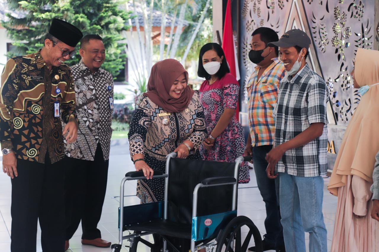 Bupati Sleman Serahkan Bantuan Bagi Penyandang Disabilitas dan Lanjut Usia