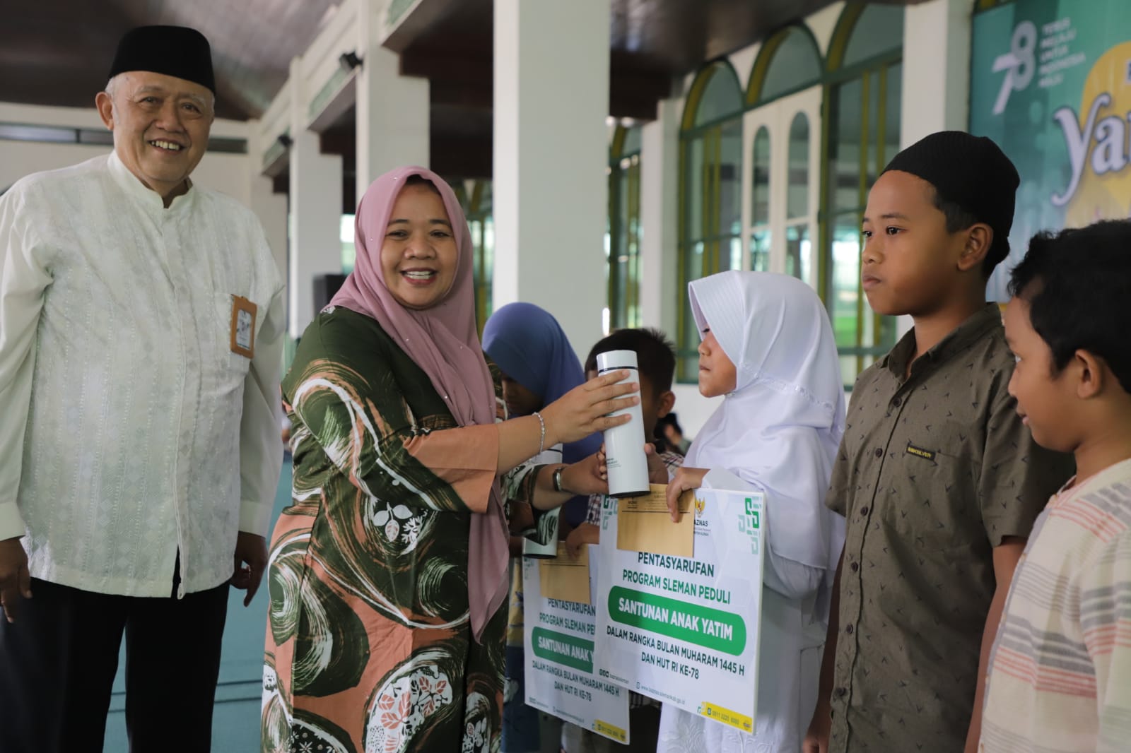 Peringati Bulan Muharam dan HUT RI, Kustini Serahkan Santunan Anak Yatim dari BAZNAS Sleman 