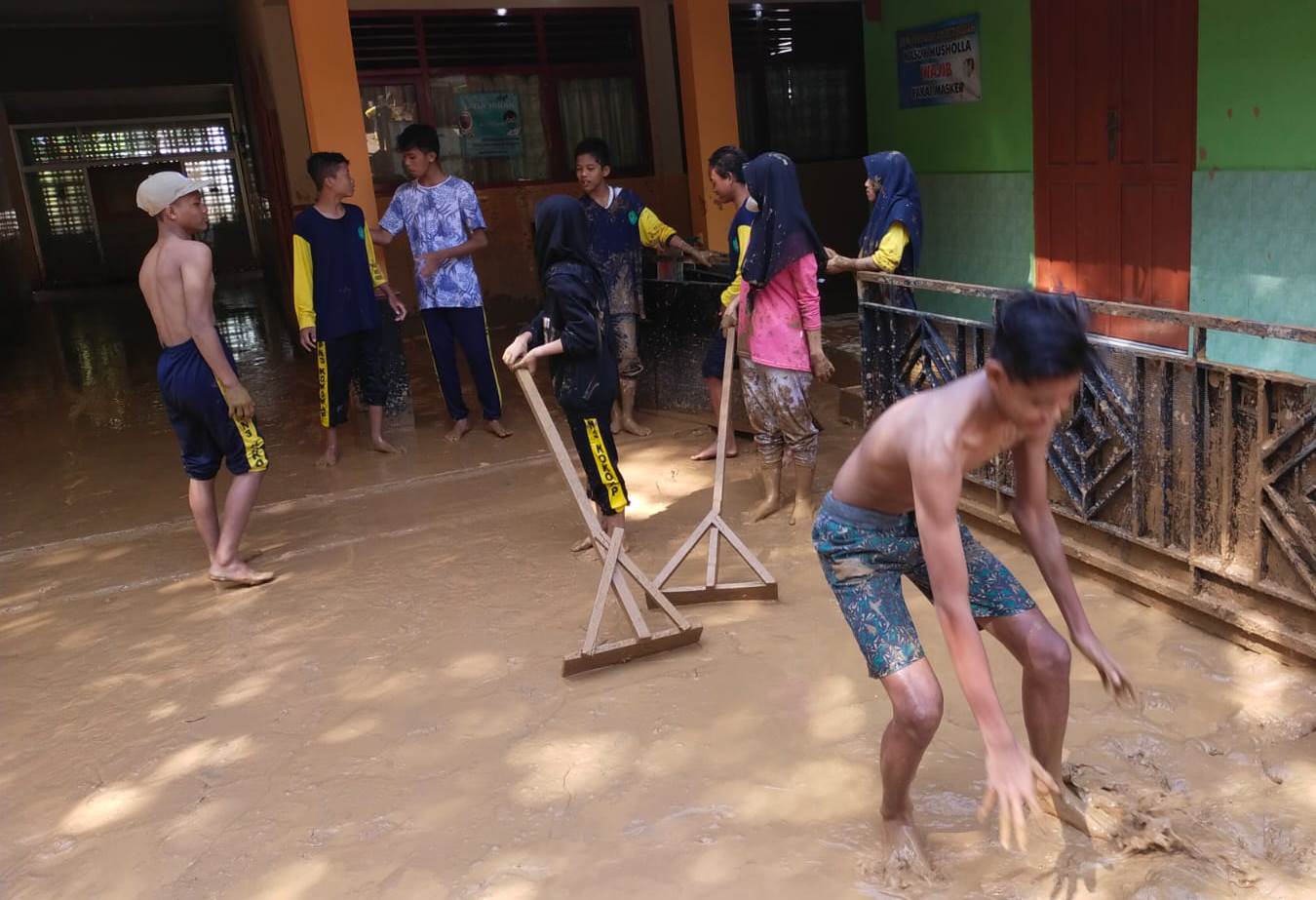 Tanah Longsor Terjang Gedung SMPN 3 Kokap,  6 Hari Murid dan Guru Bersihkan Lumpur