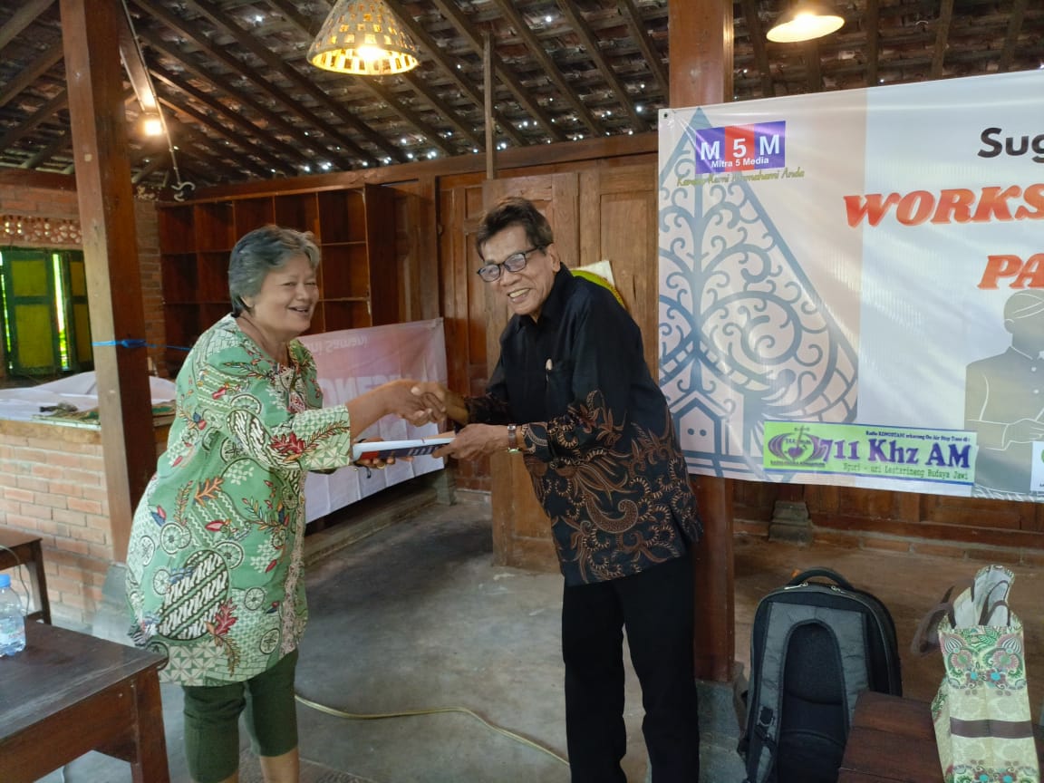 Workshop Pranatacara di Angkringan Kebon's, Cara Asyik Lestarikan Budaya Jawa