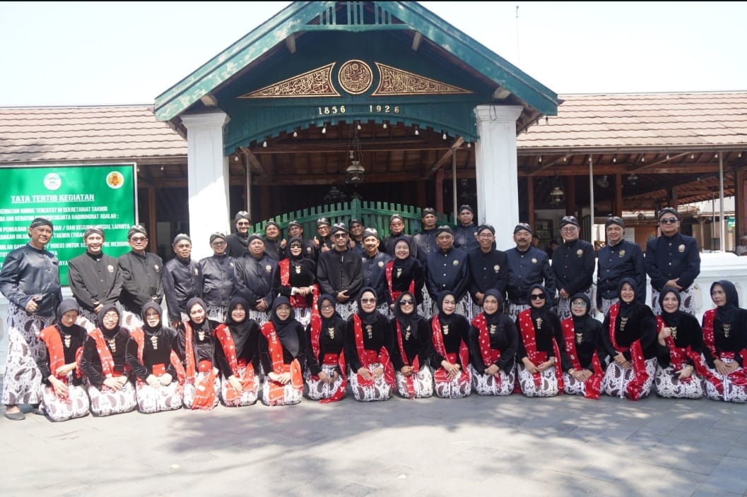 Alumni FH UII Angkatan 87 Kembali Guyub, Reuni Diisi Bakti Sosial