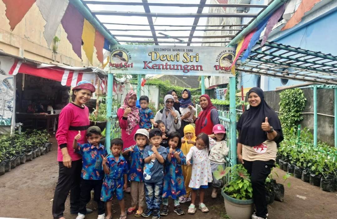 ‘Warsa lan Mbak Desi’: Sabtu Migunani yang Menumbuhkan Berkah dari Lahan Sempit