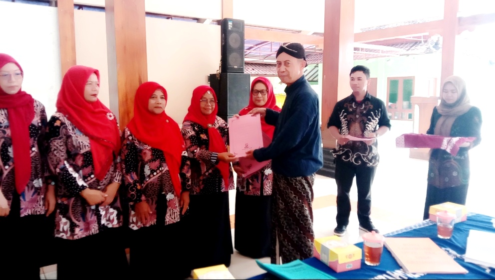Gerakan Satu Telur Cegah Stunting Warnai Penyerahan SK Posyandu di Caturharjo