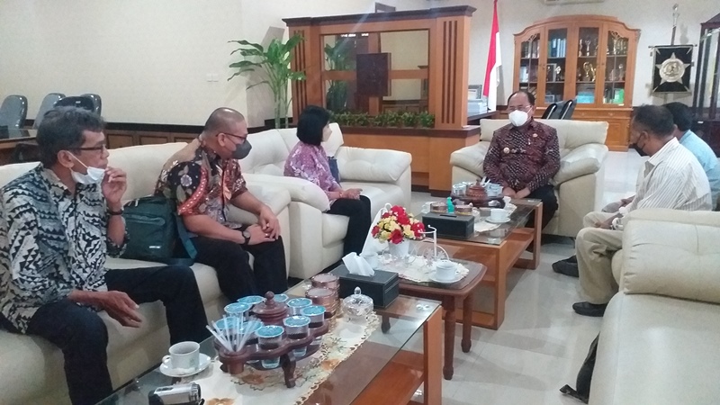 Di Hadapan Bupati Sutedjo, Direksi Patmamedia Siap Dijewer