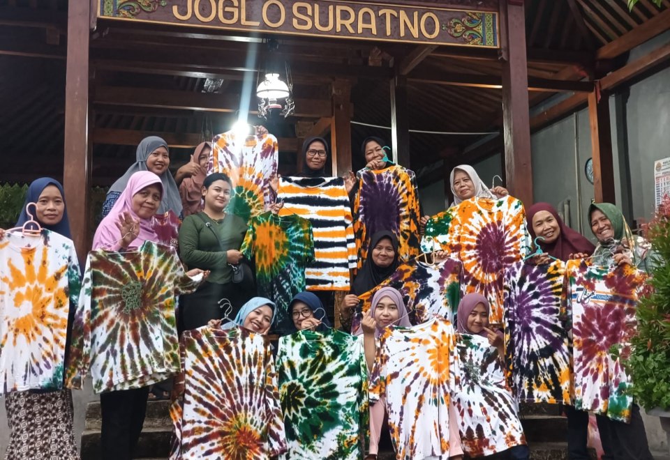 PKK Kayen Sleman Sulap Kaos Bekas Jadi Batik Sibori Bernilai Ekonomi