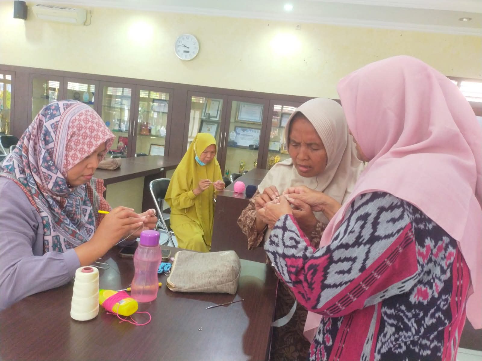 SEKECO Condongcatur Latih Warga Membuat Gantungan Kunci Rajut Bernilai Ekonomi