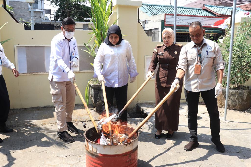 Direktorat Reserse Narkoba Polda DIY Musnahkan Ganja dan Sabu