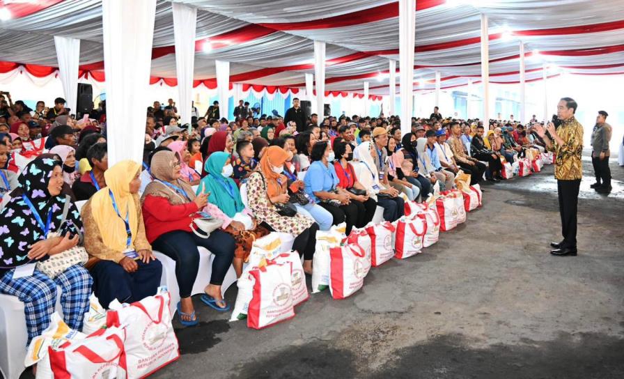 Bagikan Bantuan Pangan, Presiden: Hampir Semua Negara Gagal Panen, Harga Beras Naik