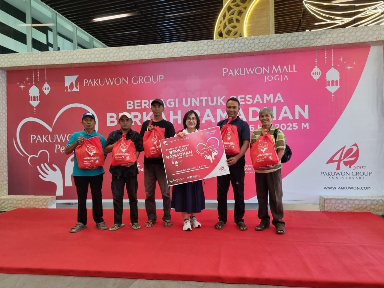 Pakuwon Mall Jogja Gelar CSR 'Berkah Ramadhan', Bagikan Sembako untuk Warga Sekitar