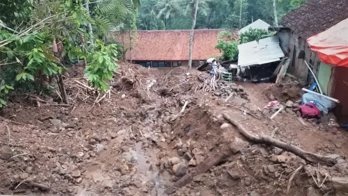 Kulonprogo: 12 Jiwa Selamat dari Banjir Lumpur Longsoran Material Tanah 