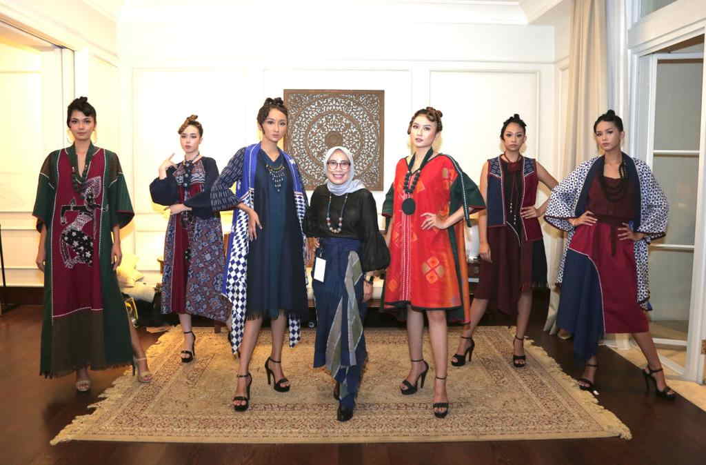 Essy Masita Persembahkan 'Seroja' di Indonesia Fashion Week 2022