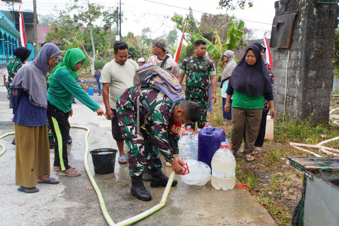 Korem 072/Pamungkas Salurkan 13.000 Liter Air Bersih ke Warga Turi