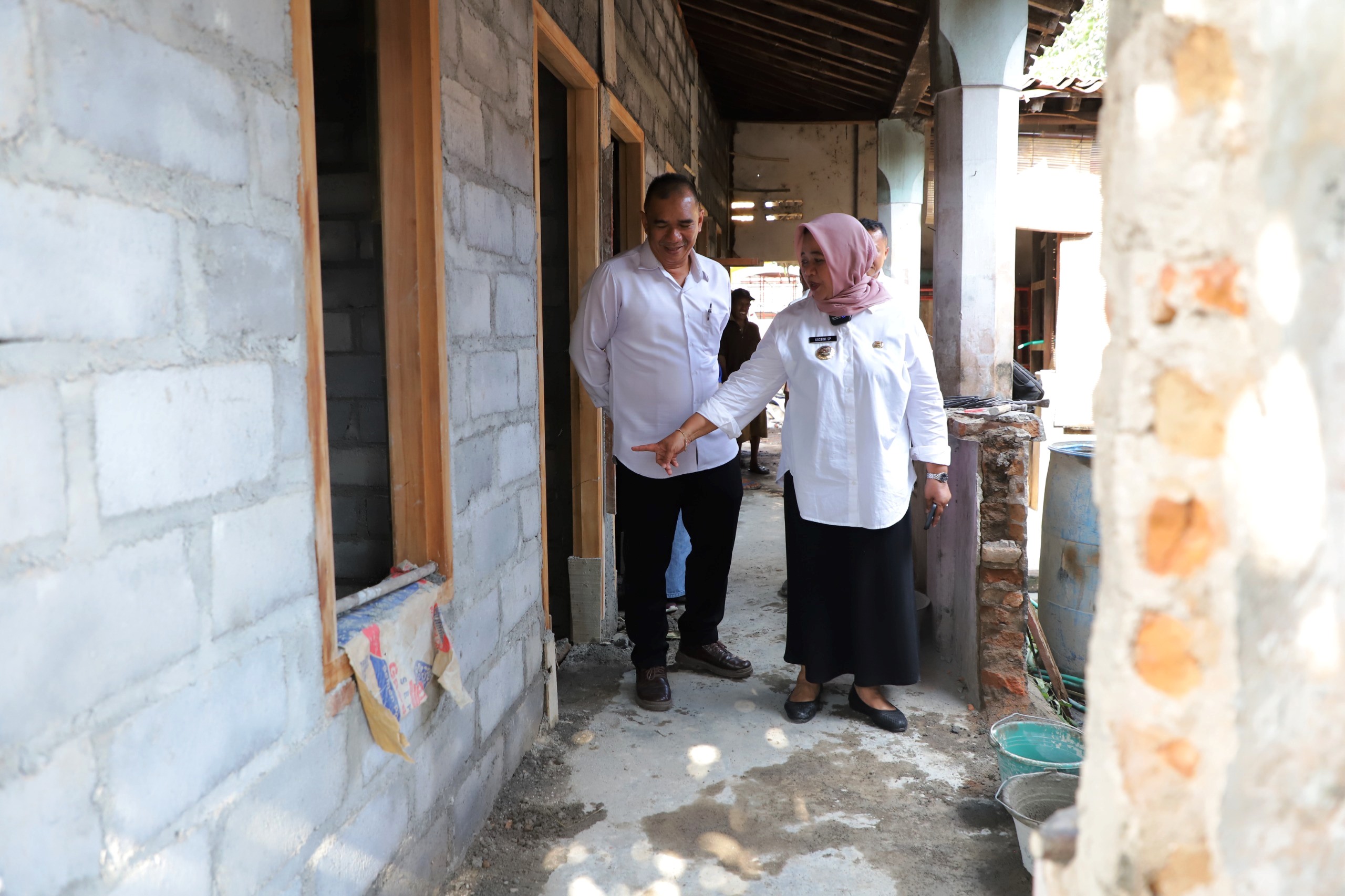 Bupati Kustini Serahkan Buku Tabungan Penerima Bantuan RTLH