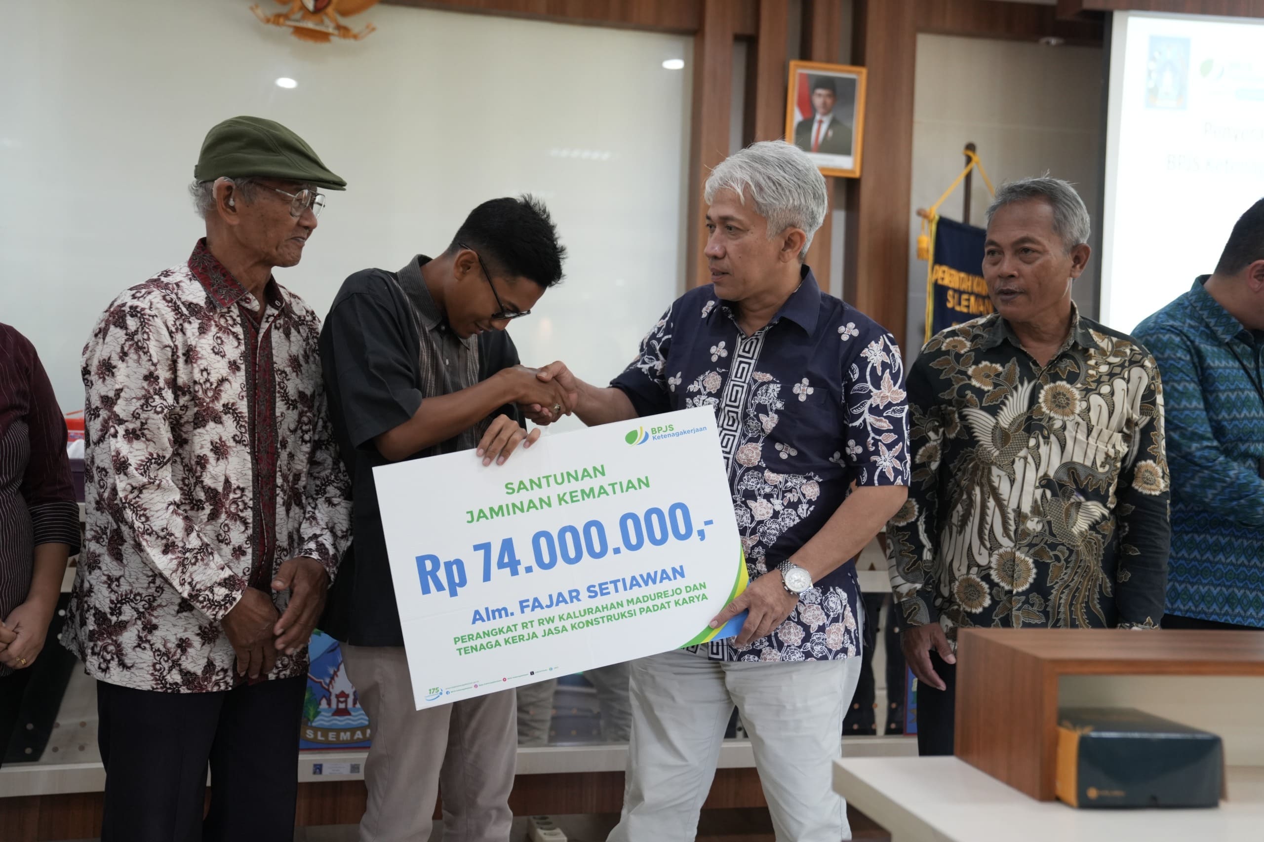 Pemkab Sleman Serahkan Santunan Jaminan Kematian Bagi Tenaga Kerja Jasa Konstruksi Padat Karya