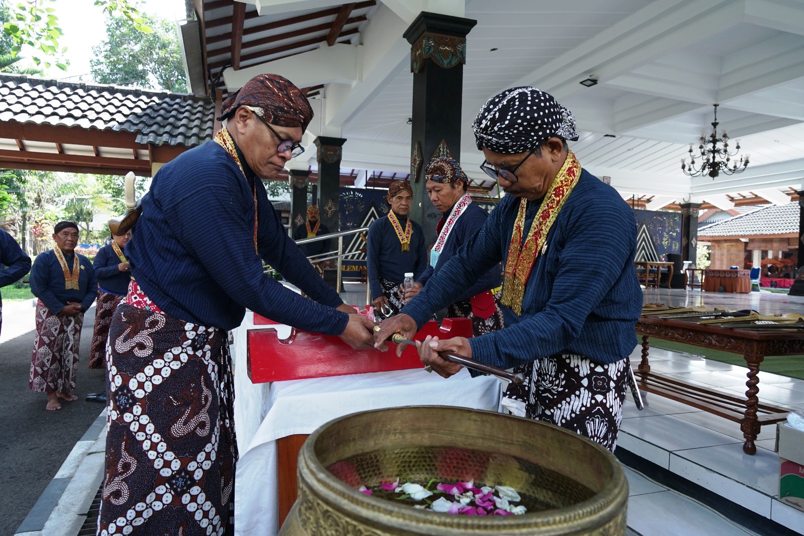 Jamasan Pusaka Tombak Kyai Turunsih di Pendapa Rumah Dinas Bupati Sleman