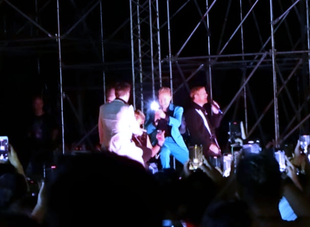 Konser Westlife di  Prambanan Gelap-Gelapan, Penonton Bilang Mirip Panggung Lomba 17-an