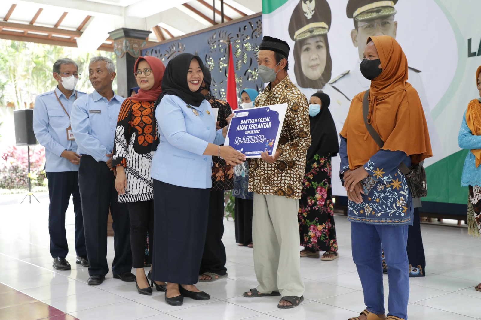 PEMKAB SLEMAN SERAHKAN BLT DANA BAGI HASIL CUKAI HASIL TEMBAKAU DAN BANTUAN SOSIAL