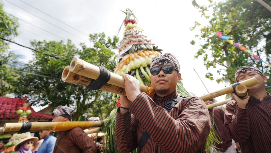 Guyub Rukun, Ribuan Warga Sendangrejo Meriahkan Kirab Bedhol Projo