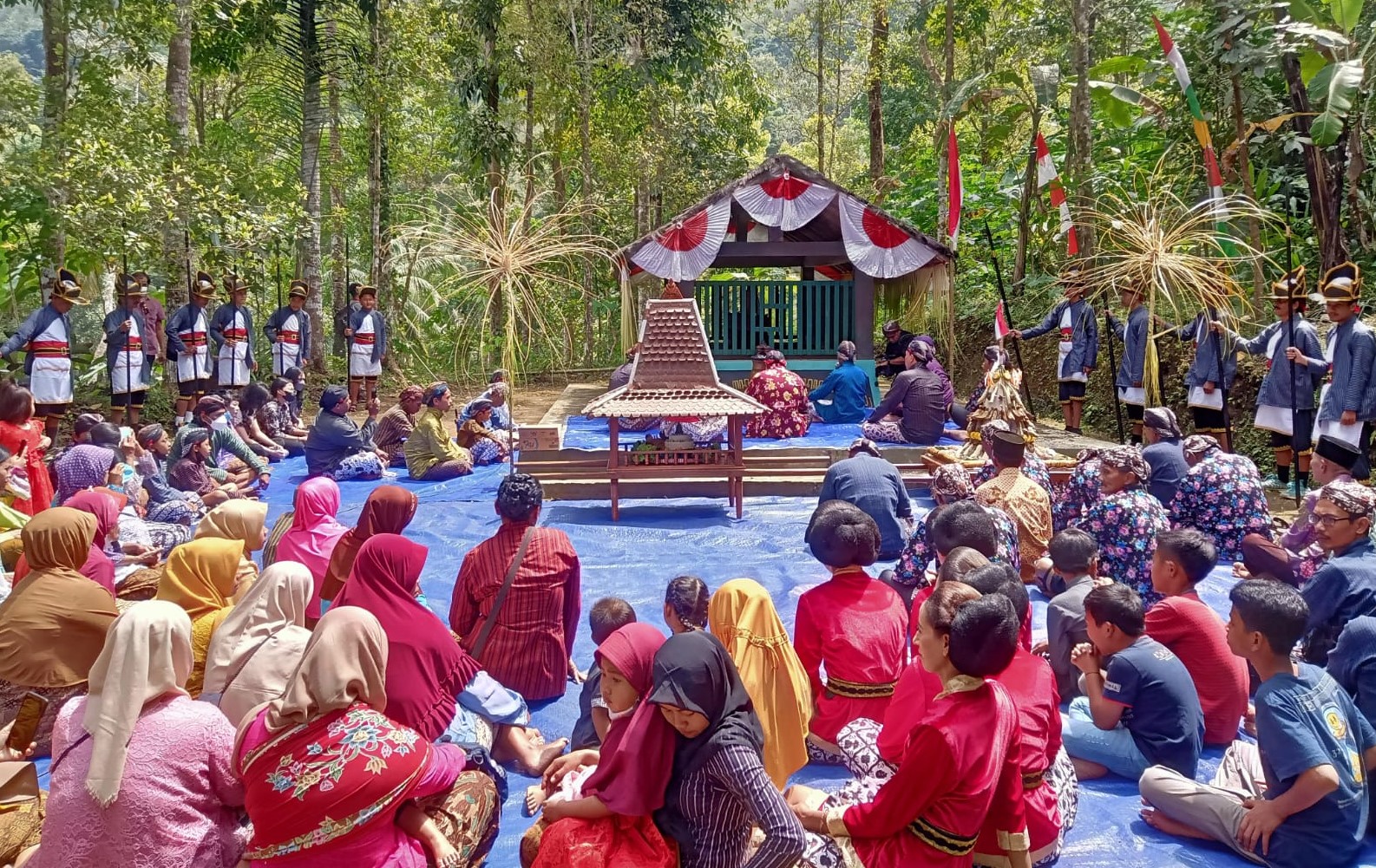 Warga Plono Barat Kirab Larakan ke Petilasan Kyai Depok 