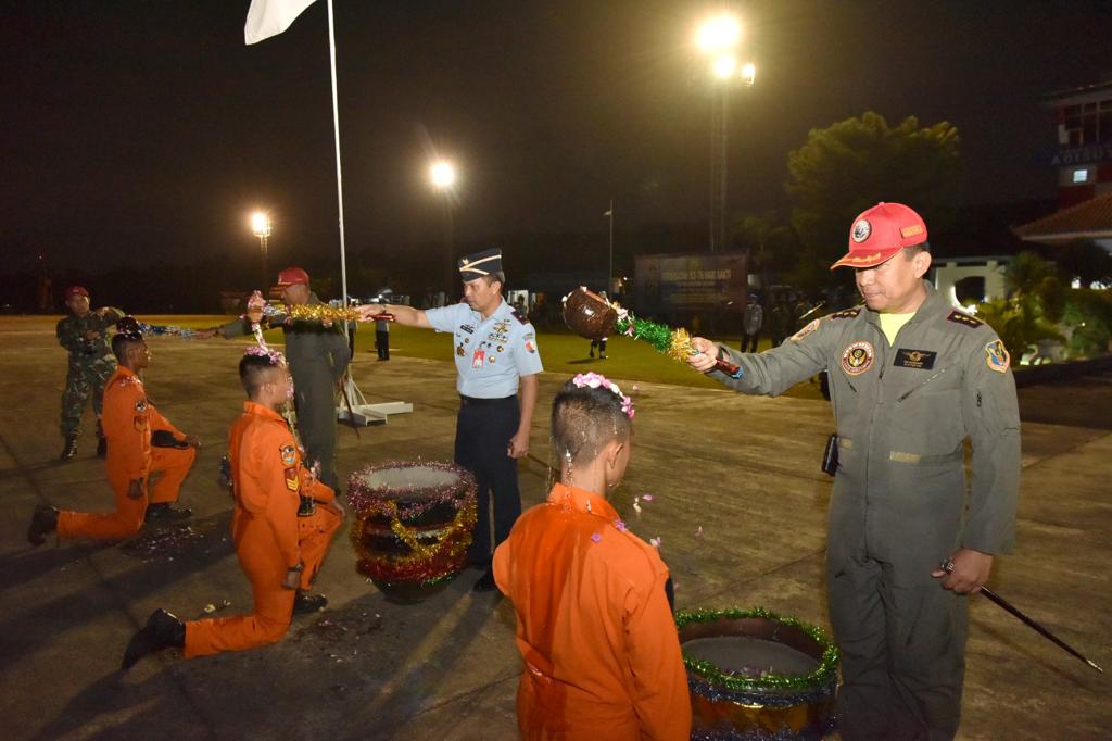 33 Calon Penerbang TNI Jalani Tradisi Penyerahan Brevet Sebelum Wing Day