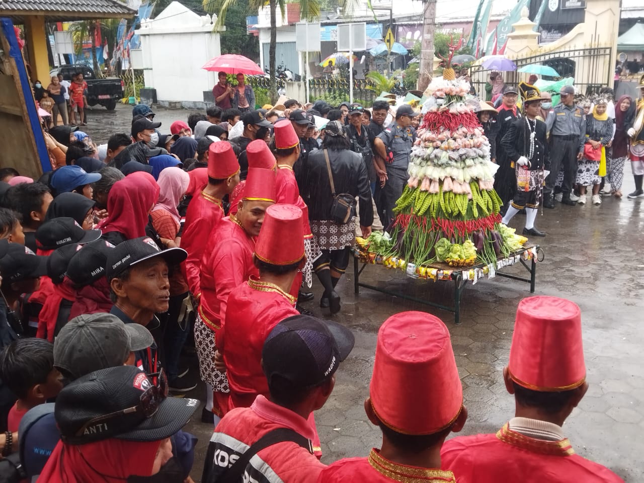 Warga Tumpah Ruah Berebut Gunungan di Hari Jadi Ke-78 Condongcatur